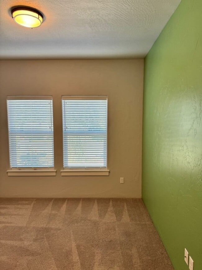 Building Photo - SINGLE LEVEL 3 BEDROOM/ UPGRADES W/ EASY M...