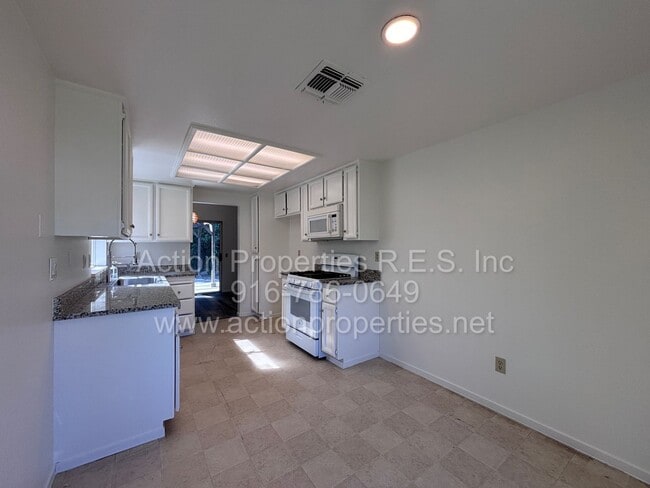 Building Photo - Charming 3 Bed, 2 Bath House - Close to Shopping, Schools, and Parks - New Paint - Updated Flooring!