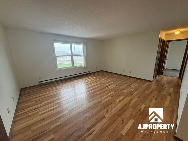 Building Photo - 600 E Aspen Blvd