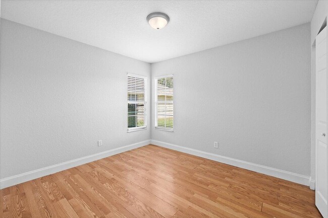 Building Photo - 2385 SW Neal Rd