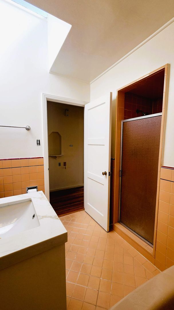 Building Photo - Sunset Single-Family Home Available for Le...
