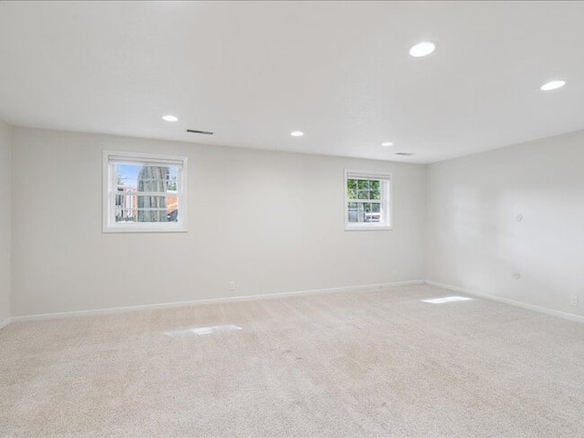 Building Photo - 1429 Columbus Dr