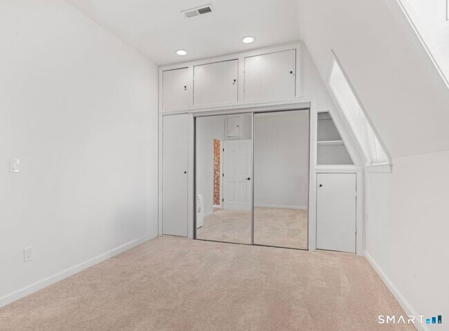 Building Photo - 709 Tunxis Hill Rd