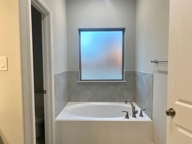 Building Photo - 215 Jacaranda Dr