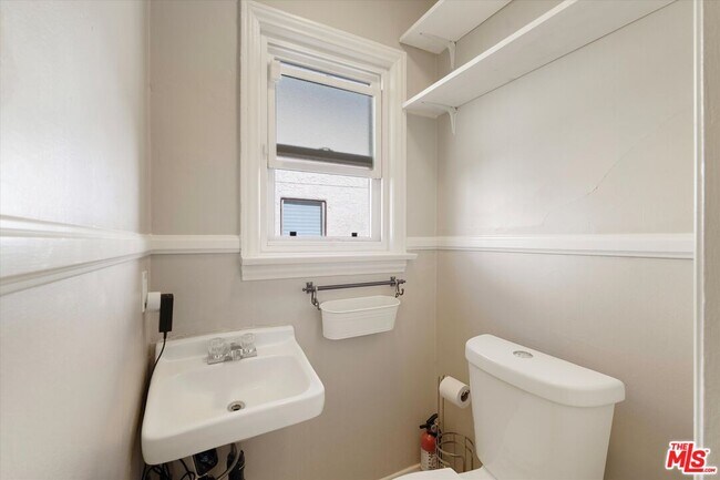 Building Photo - 3154 W 74th St