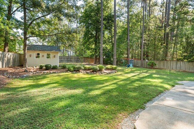 Building Photo - Durham Beauty - Cul de sac lot with fenced in yard - 4 bedrooms