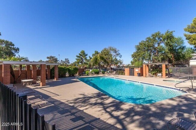 Building Photo - 625 S Westwood