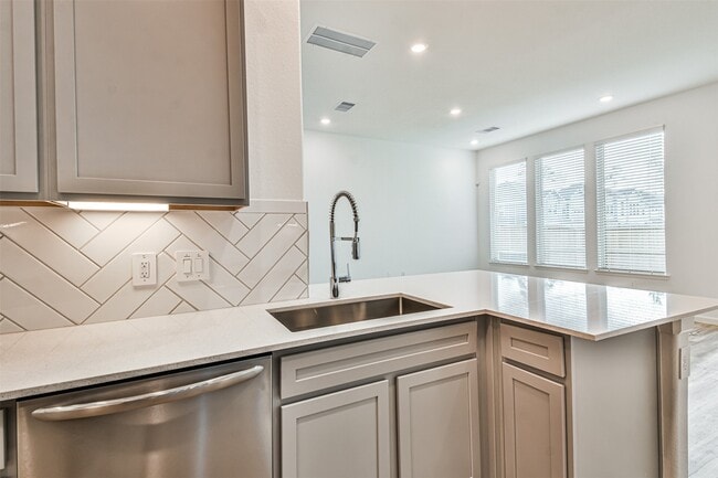 Building Photo - 678 Royal Arch Dr