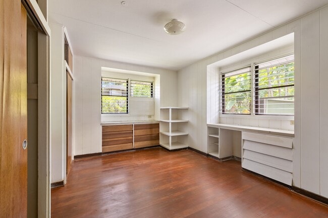 Building Photo - 3 Bed / 1.5 Bath house with carport Parking.