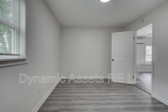 Building Photo - 208 E Park St