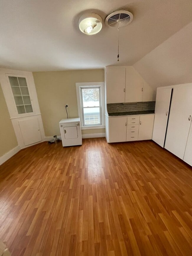 Building Photo - 118 S 8th St