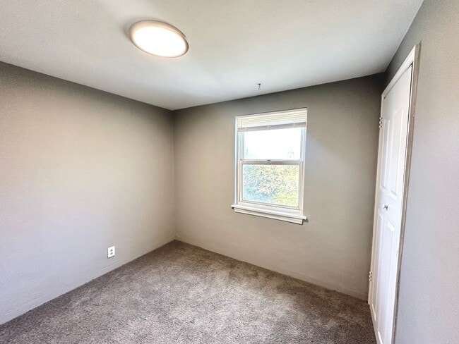 Building Photo - 4 Bed/1.5 Bath Home in Penn Hills - Off-St...