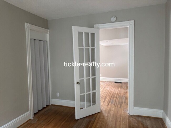 Building Photo - Large 4 Bedroom 2 Bath Single Family Home!...