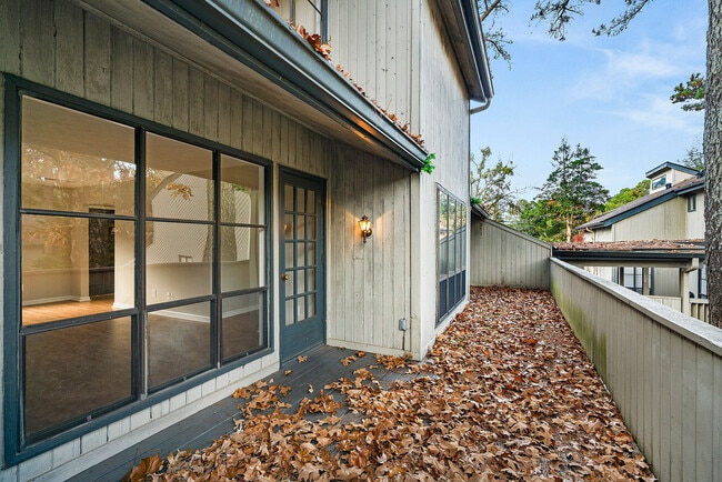 Building Photo - 670 Highland Ct