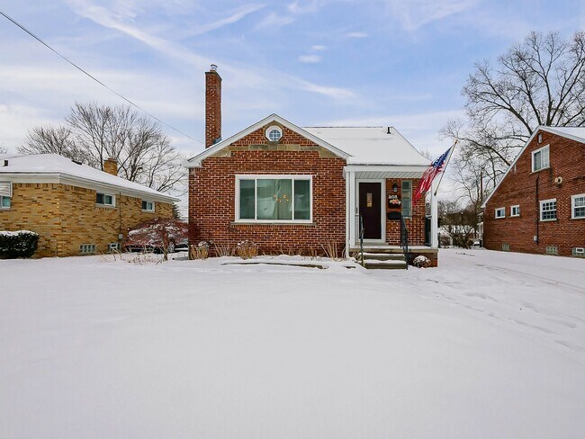 Building Photo - AVAILABLE NOW! Spacious 4-Bed Gem in the Heart of Clawson!