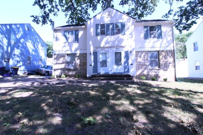 Primary Photo - October FREE On This 2 Bedroom 2 Bath Dupl...