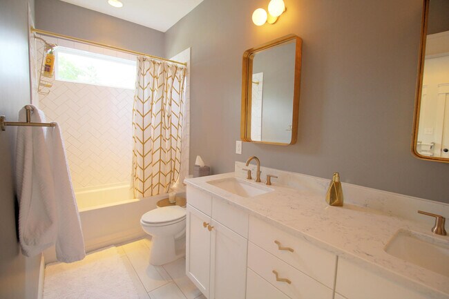 Building Photo - Charming 3 bedroom 2.5 bath home in incredible Durham location, with a massive fenced in yard!