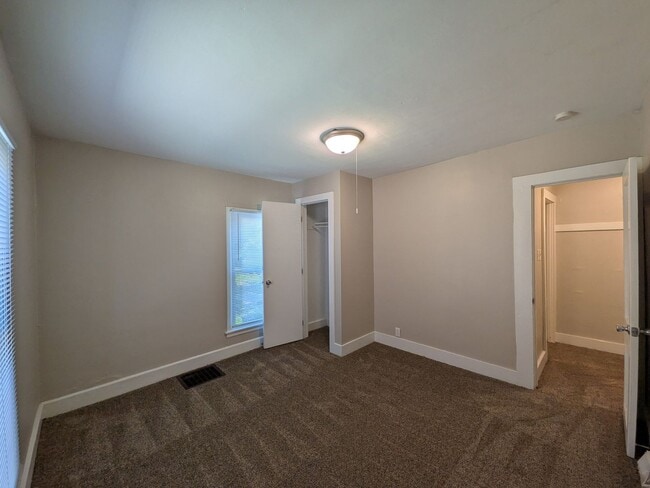 Building Photo - 3 Bedroom Home with detached garage and partially fenced yard, pet friendly!
