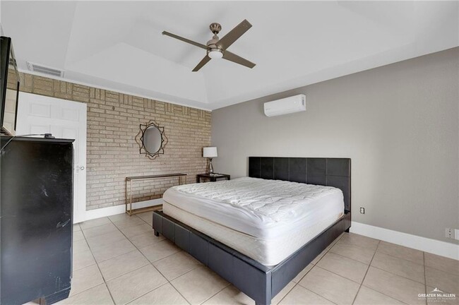 Building Photo - 9812 Las-Palmas Dr