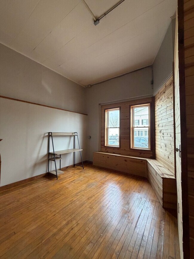 Building Photo - 311 Main St