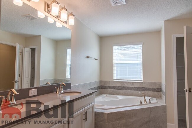 Building Photo - 11931 Hometown Pl