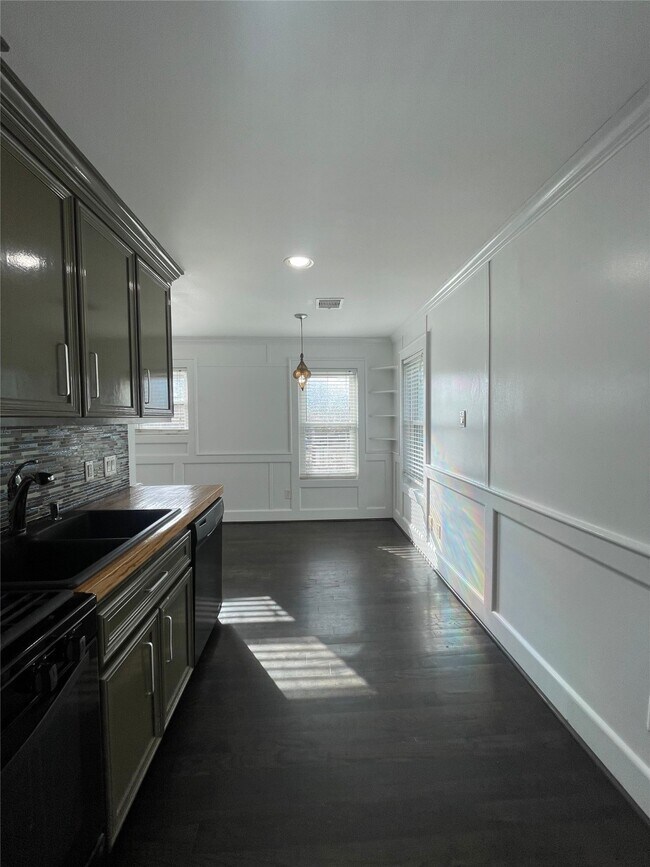 Building Photo - 434 Lenard St