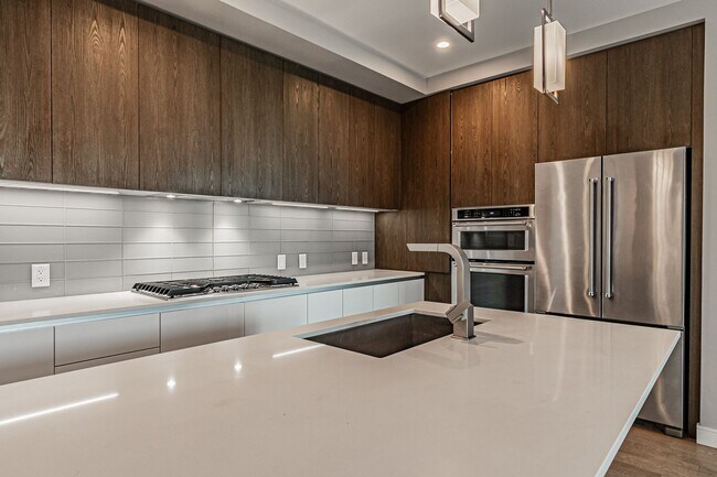 Building Photo - LUX 1BD, 1.5BA Lakehouse Condo with Balcony