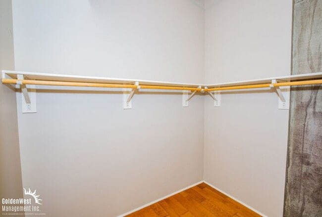 Building Photo - Modern Downtown 1Bdm 1Ba Condo at Juhl!