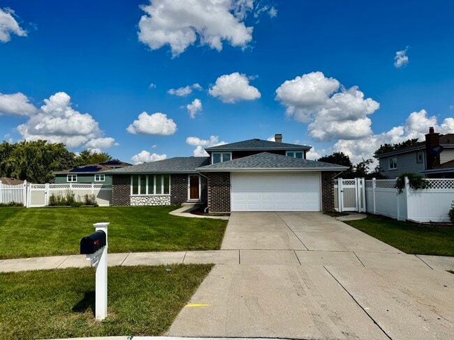 Primary Photo - 8440 Anvil Pl