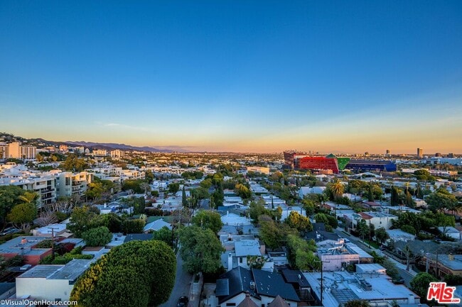 Building Photo - 838 N Doheny Dr
