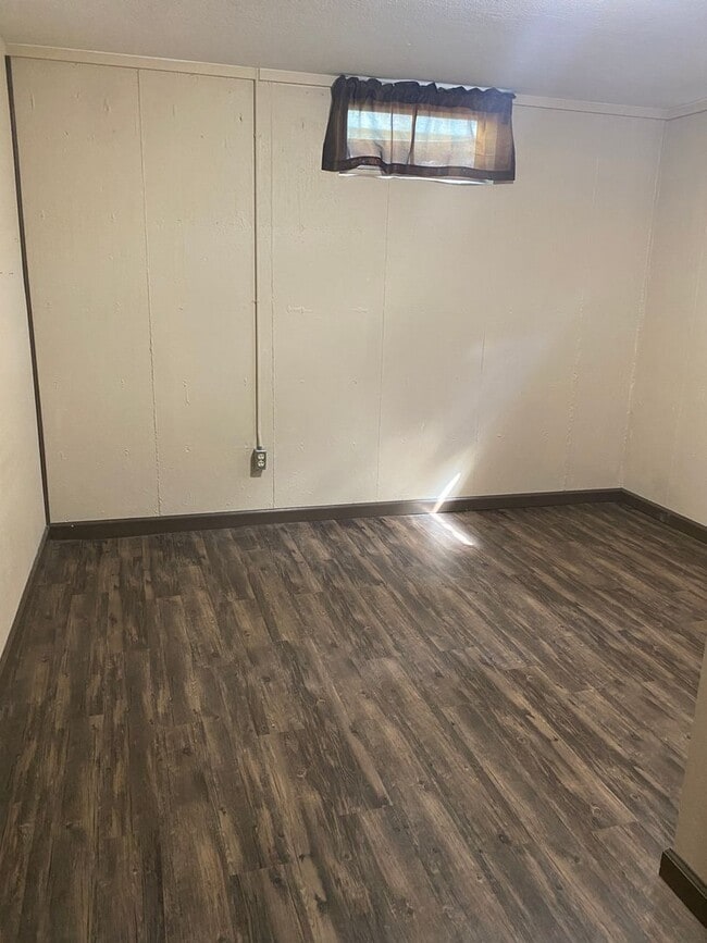 Building Photo - Cozy, single family home