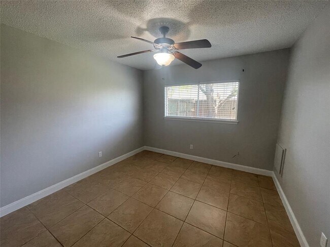 Building Photo - 1051 Sierra Shadows Dr
