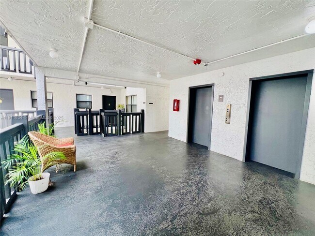 Building Photo - 1021 Mockingbird Ln