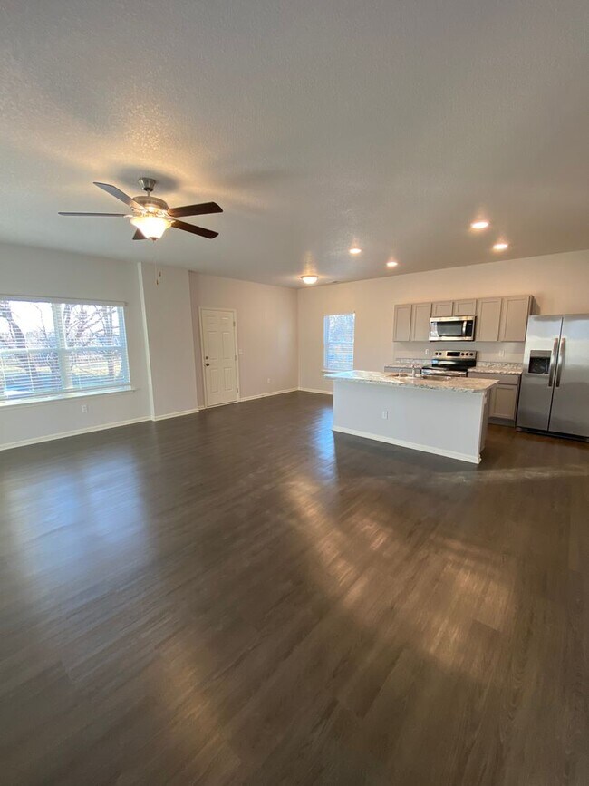 Building Photo - *Pre-leasing* Three Bedroom | Two and a Half Bath Home in Spring Hill!