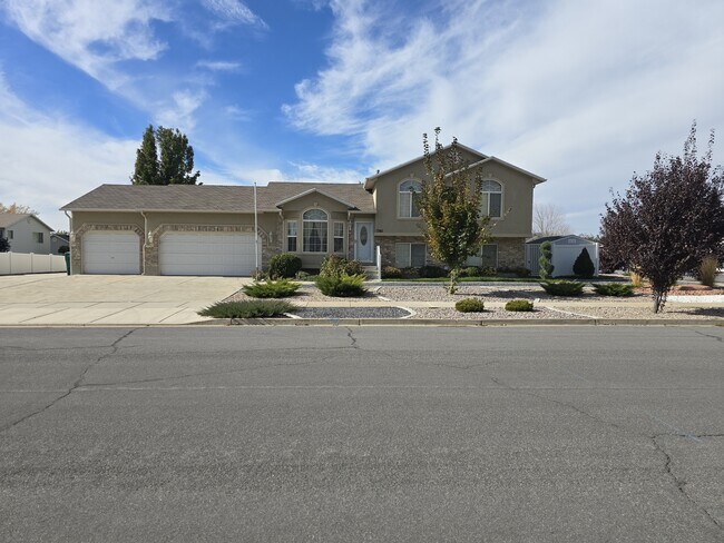 Building Photo - 1361 N 325 E