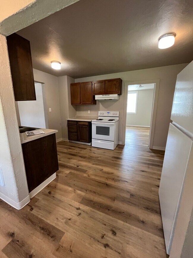 Building Photo - BEL250