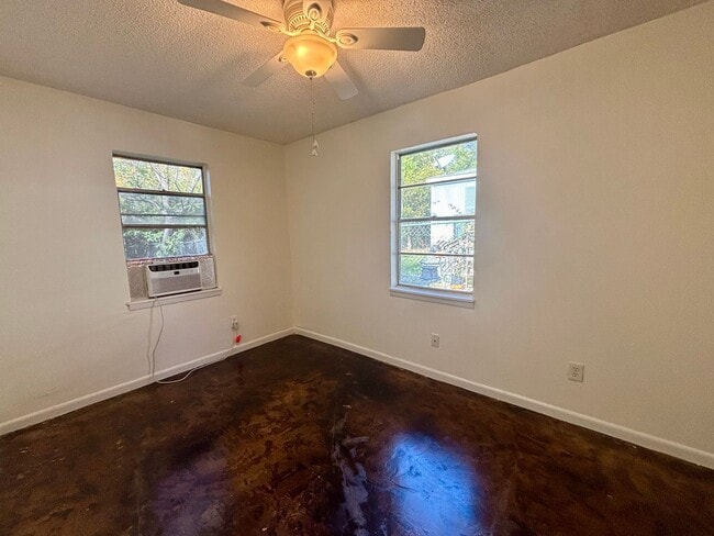 Building Photo - 2/1 House in Hip East Austin!