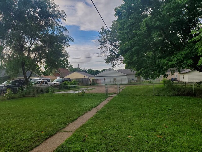 Building Photo - 2 bedroom, 1 bathroom home!