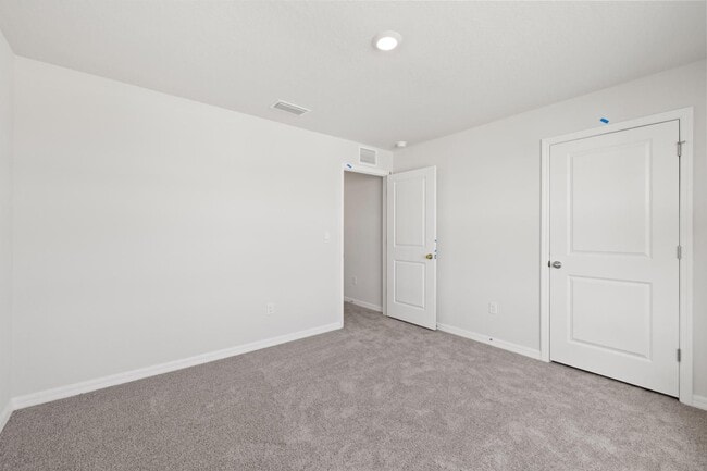 Building Photo - Spacious 5 Bedroom - Fenced In Yard!