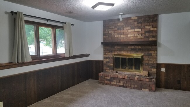 Building Photo - Split level with huge yard