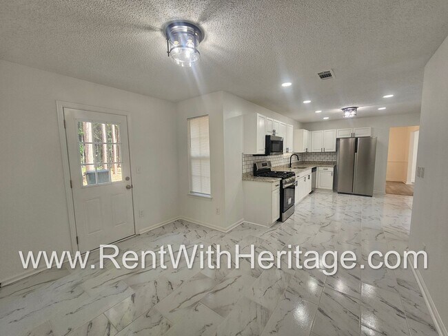Building Photo - Gorgeous 3bd/ 2.5 bath Home in Popular Nat...
