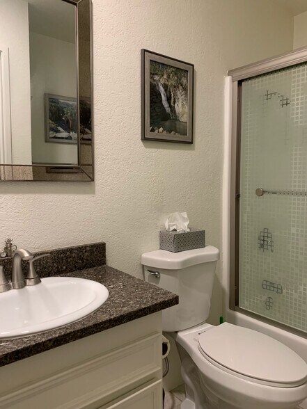 Building Photo - 470 N Villa Ct