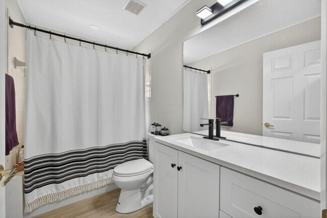 Building Photo - 15155 Newquay Ct