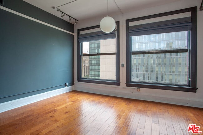 Building Photo - 108 W 2nd St