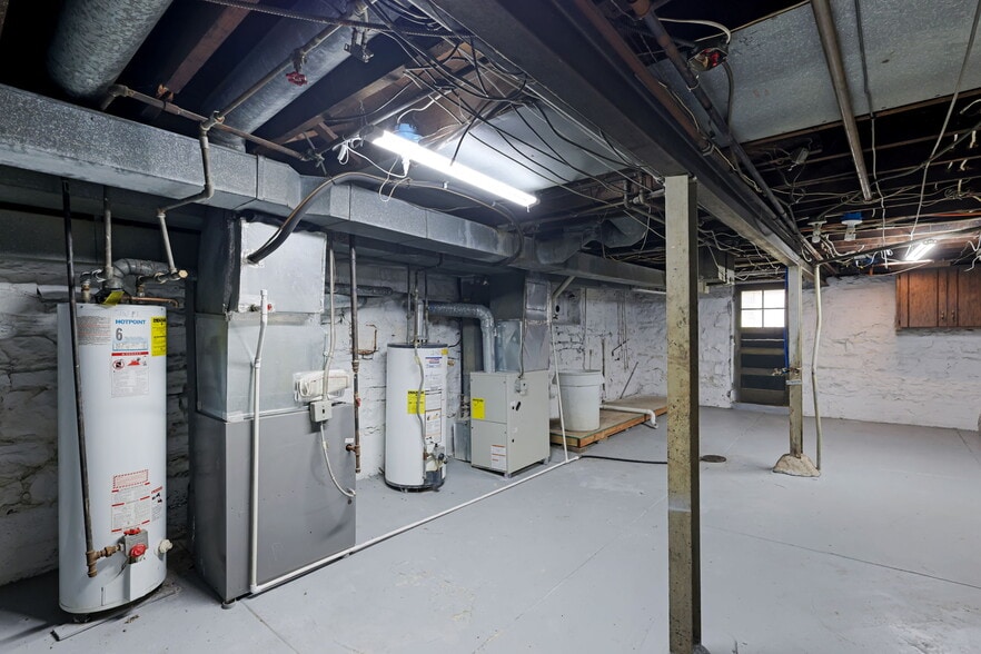 Building Photo - 4952 Tholozan Ave