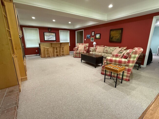 Building Photo - Move in ready for August!