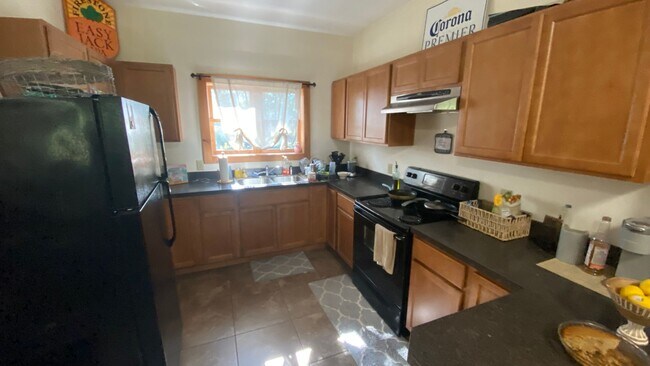 Building Photo - University Student Rental-Available for th...