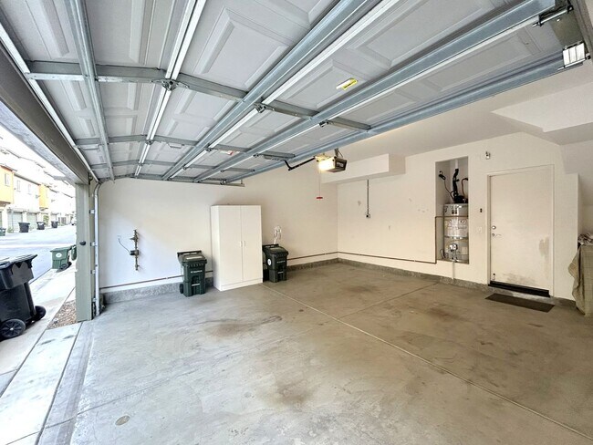 Building Photo - Beautiful Multi-Level 2-Bedroom Condo in Victoria Gardens HOA!