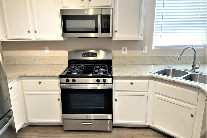 Building Photo - 3300 Hyannis Cir