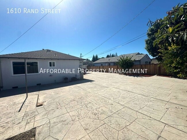 Building Photo - 1610 Rand St